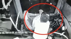 公車強抱女未成！醉男下秒竟「暴衝強吻司機」：為啥我不行（圖／翻攝自看看視頻）