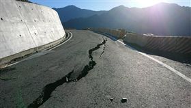 山崩地裂！南橫公路驚現80公分裂縫