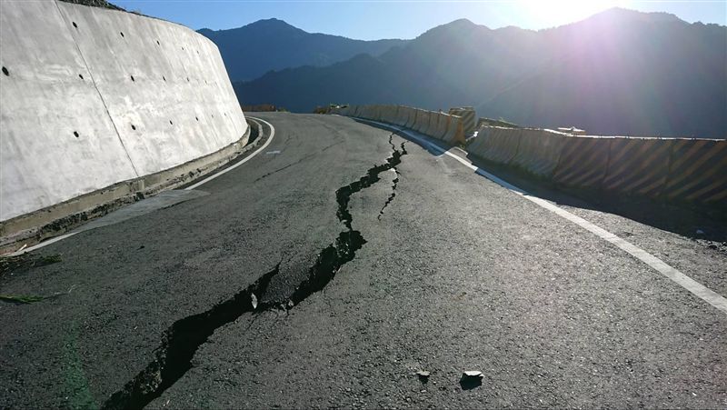 山崩地裂！南橫公路驚現80公分裂縫