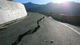 山崩地裂！南橫公路驚現80公分裂縫