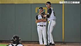 中信兄弟牛棚教練林恩宇與投手陳柏豪。（資料圖／記者王怡翔攝影）