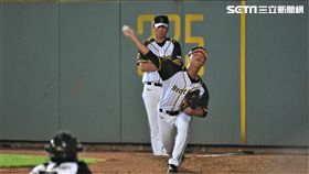 中信兄弟牛棚教練林恩宇與投手陳柏豪。（資料圖／記者王怡翔攝影）