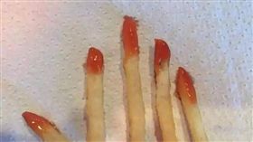 許多情侶在熱戀時都會瘋狂傳訊息聊天，但交往久了之後，感情難免出現倦怠，大陸一名女網友就為了測試男友和她聊天是否有用心，居然想了一個奇招，故意找來一張「假手」的照片傳給男友，笑說「這是我新做的指甲」，想不到男友竟沒發現照片異常，反而稱讚她「好看」2字，敷衍的態度讓女友相當崩潰，將對話紀錄PO上網跟大家分享，一名台灣的女大生看到後，也如法炮製的測試男友，最後結局卻讓她超傻眼。（圖／翻攝自Dcard）