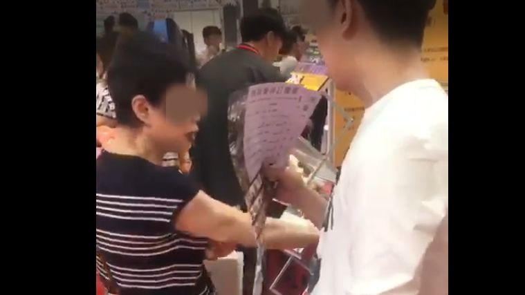 牛排試吃結束還要拿　大媽怒飆店員