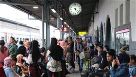 印尼開齋節假期出現返鄉人潮穆斯林今年的齋戒月即將結束，印尼民眾近日也準備歡度開齋節，各地出現攜家帶眷返鄉與親友團聚的人潮。中央社記者石秀娟雅加達攝  108年6月1日