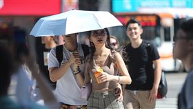 北市白天高溫炎熱炎炎夏日，台北市1日白天氣溫飆高，午後陽光耀眼，中央氣象局也提醒民眾，外出活動請注意防曬並多補充水分，避免曬傷或中暑。中央社記者徐肇昌攝　108年8月1日