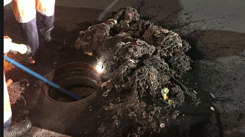 人孔蓋啵啵響！巨型垃圾、屎水險炸出