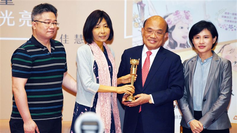 以繪本疼愛生命　鄭麗君感謝付出