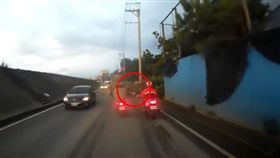  驚悚！騎士鑽車慘摔　車頭替死被貨車輾爆…他嚇傻呆坐路邊（圖／翻攝自臉書大里人聊天室）