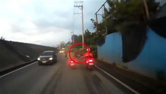 騎士鑽車慘摔　車頭替死被貨車輾爆