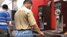 好市多奧客新招！撿咖啡渣回收繼續磨　網看傻：節儉的極致（圖／翻攝自爆怨公社）