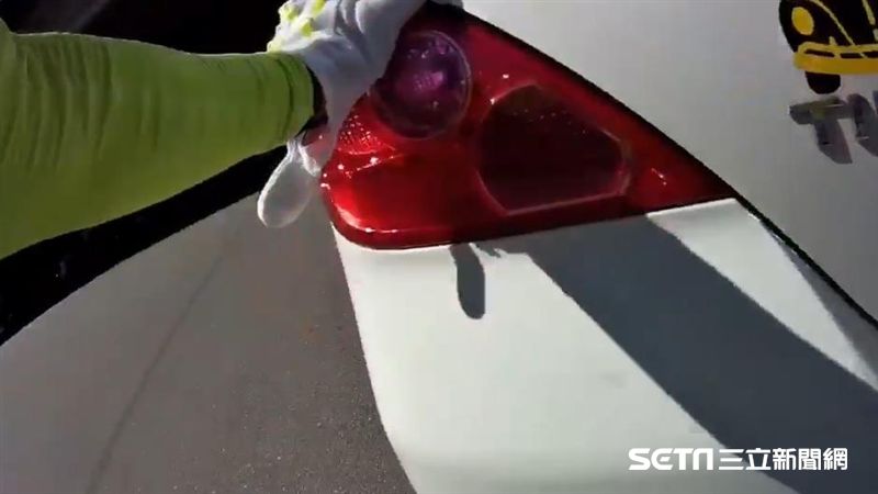 交流道前拋錨！熱心警頂豔陽手推車