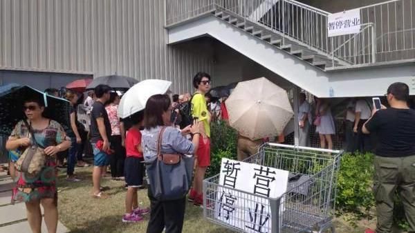 上海好市多好瘋狂！「喪屍」爬梯硬闖