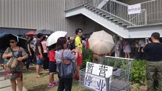 上海好市多好瘋狂！「喪屍」爬梯硬闖