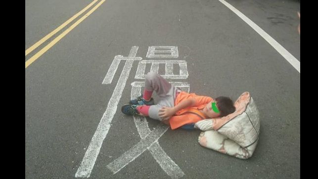 男童被撞路倒哀號　肇事者：沒感覺…