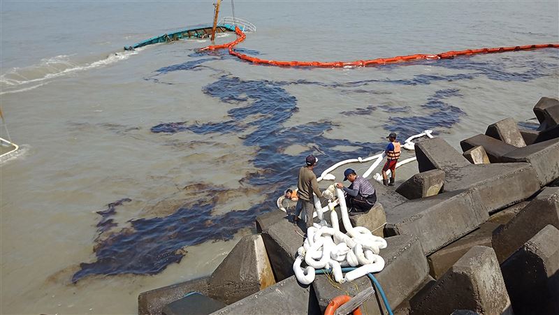 貨輪漏油污染布袋海域　環保局將開罰