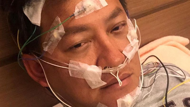 詹姆士虛弱躺床：插滿儀器線病容曝光