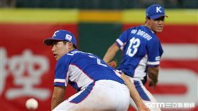 2017亞錦賽中華VS韓國精彩畫面，延長賽中華隊滿壘韓國再見失誤，3：2中華獲勝。（記者邱榮吉/攝影）