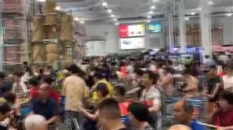 大媽擠爆搶烤雞！上海好市多暫停營業