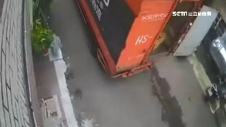 司機忘記鎖！貨車後門成「移動凶器」