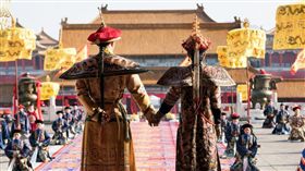 《如懿傳》 周迅 皇后朝服、朝冠細節。(翻攝微博)