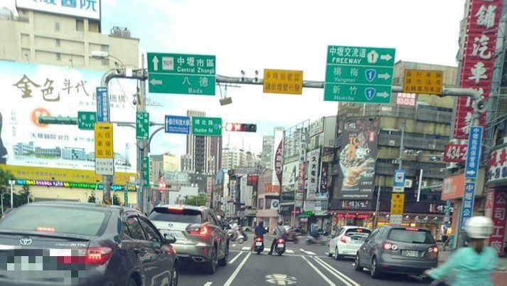 桃園機車等待區超扯　網：是機車道吧
