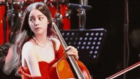 歐陽娜娜在上海舉辦巡迴音樂會，穿著細肩帶紅禮服的她在演奏途中差點走光。翻攝微博