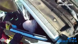 疑前車急煞…轎車國道翻覆！他滿臉血