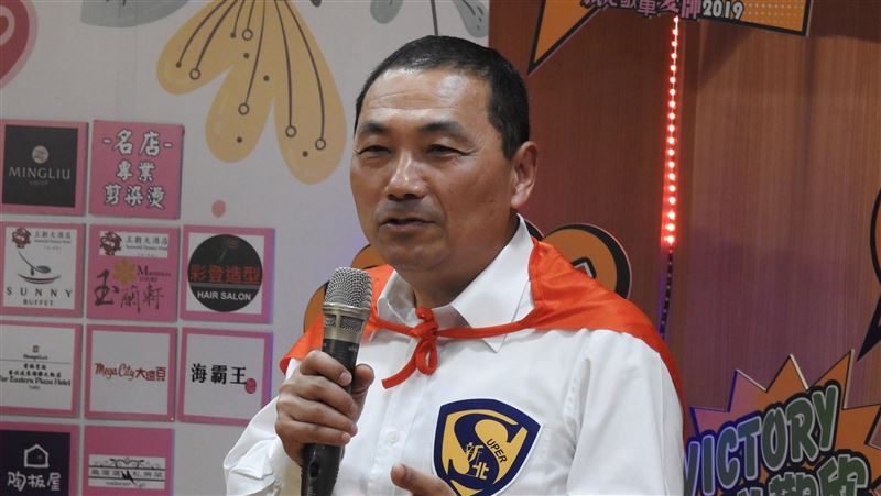 侯友宜扮超人致敬　新北推敬軍愛師月