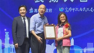 里長「衣」藏玄機　領獎兼嗆韓國瑜