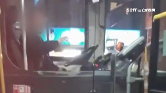 搭公車遭門夾到　乘客還被司機罵白目