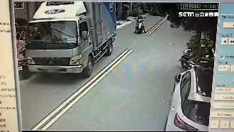 無人貨車自撞派出所　驚悚畫面曝光