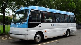 無人駕駛電動巴士年底測試新北市政府交通局長鍾鳴時28日在市政會議中報告，自動駕駛電動巴士預計108年底在淡海新市鎮測試運轉半年，開放民眾免費體驗接駁淡海輕軌，以瞭解民眾對無人駕駛公車接受程度，發掘問題並改善。（交通局提供）中央社記者黃旭昇新北傳真  108年8月28日