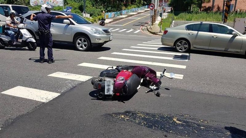 悚！淡水車禍　女騎士遭砂石車捲車底