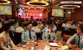 中華民國軍人之友社理事長李棟樑先生為感謝國軍官兵的辛勞與付出，特別在93軍人節前夕舉辦「全國各界向國軍致敬」餐會，邀請各軍種績優官兵代表共同餐敘。（記者邱榮吉攝影）