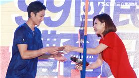 ▲安心亞與周天成打了一場趣味球賽。（圖／記者邱榮吉攝影）