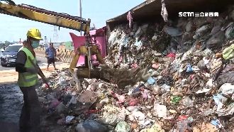 聯結車翻垃圾撒滿地！環保人員忙清理