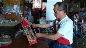 里長謝玉祥傳承紙紮工藝（1）新北市林口區太平里里長謝玉祥，傳承家族紙紮手工技藝40年，精湛手藝吸引不少人專程找他訂做，他也致力推展紙紮手工技藝，守護百年傳統不遺餘力。中央社記者葉臻攝　108年8月28日