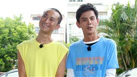 「浩角翔起」阿翔由搭擋浩子陪同復工向媒體說明。（記者邱榮吉/攝影）