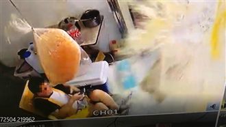 汽車失控衝撞路邊！熱狗攤老闆險遭輾