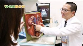 國軍台中總醫院張立建醫師認為與病患建立信賴感需要長期推動，腎臟科團隊透過臉書、病友會及衛教活動，讓醫病關係更緊密。