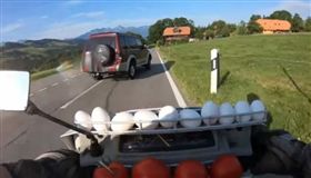 葡萄牙,機車,違規,蛋洗。（圖／翻攝自Moto Clube Os Trinca Cereja）