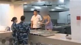 陝西食堂驚見短裙妹（圖／翻攝自梨視頻）