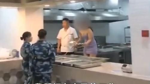 陸食堂驚見短裙打菜妹！真實身分竟是
