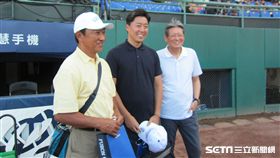 ▲琉球藍海顧問田尾安志（左起）、社長小林太志與富邦悍將顧問郭泰源合影。（圖／記者蕭保祥攝影）