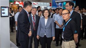 蔡英文總統28日上午赴南港展覽館出席智慧顯示展（Touch Taiwan 2019）。（圖／總統府提供）