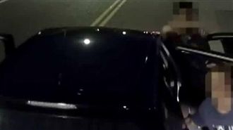 一分內擋車2回！4黑衣人火爆砸卡車