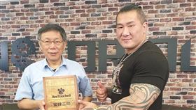 「一天混過一天啊！」柯文哲笑回館長兩岸政策：我表面友中
圖翻攝自飆捍臉書