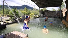 配合擴大秋冬國旅　花蓮遊優惠多（1）配合觀光局擴大秋冬國民旅遊獎勵計畫，花東縱管處邀民眾到花蓮瑞穗、安通溫泉參加「雙享泡」活動，不僅住宿折抵，還可以拿到200元美食券及抽獎。（資料照片）中央社記者李先鳳攝　108年8月28日