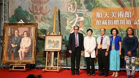 順天美術館館藏捐贈開箱（1）文化部長鄭麗君（左2）、順天美術館董事長許照信（中）、順天美術館長陳飛龍（右）等人，28日出席順天美術館館藏捐贈開箱記者會。中央社記者謝佳璋攝　108年8月28日